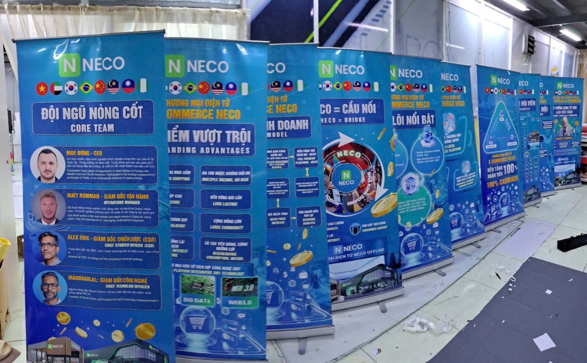 Standee chân cuốn nhôm