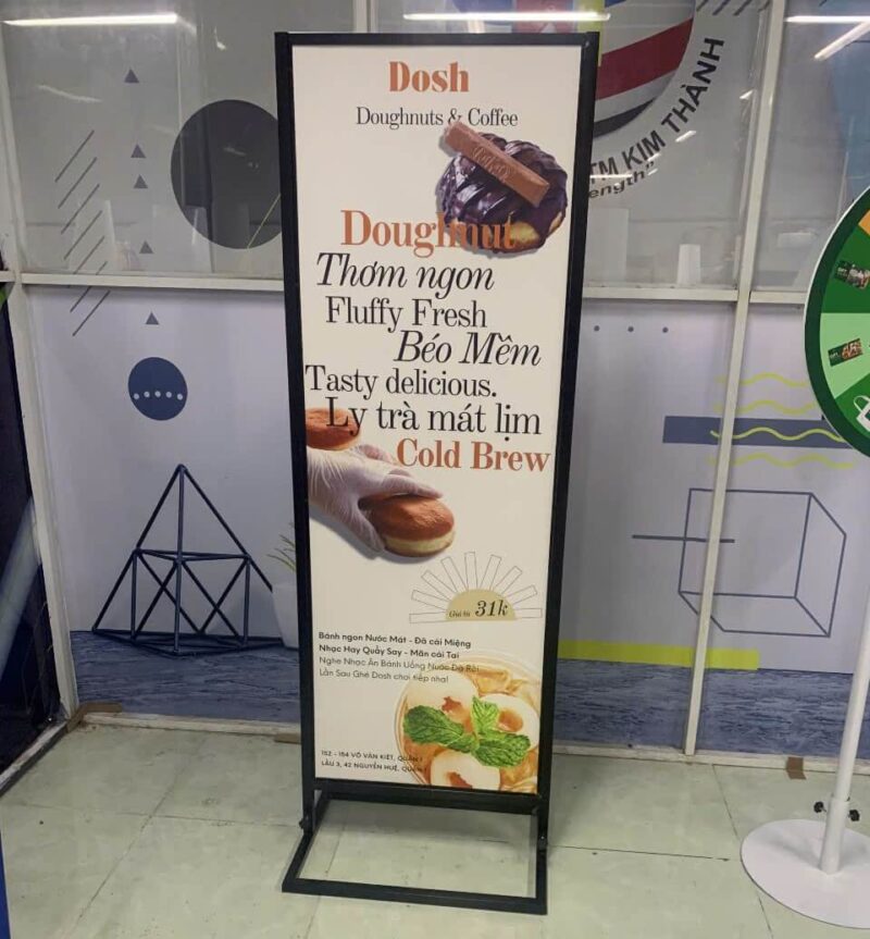 Standee chân sắt
