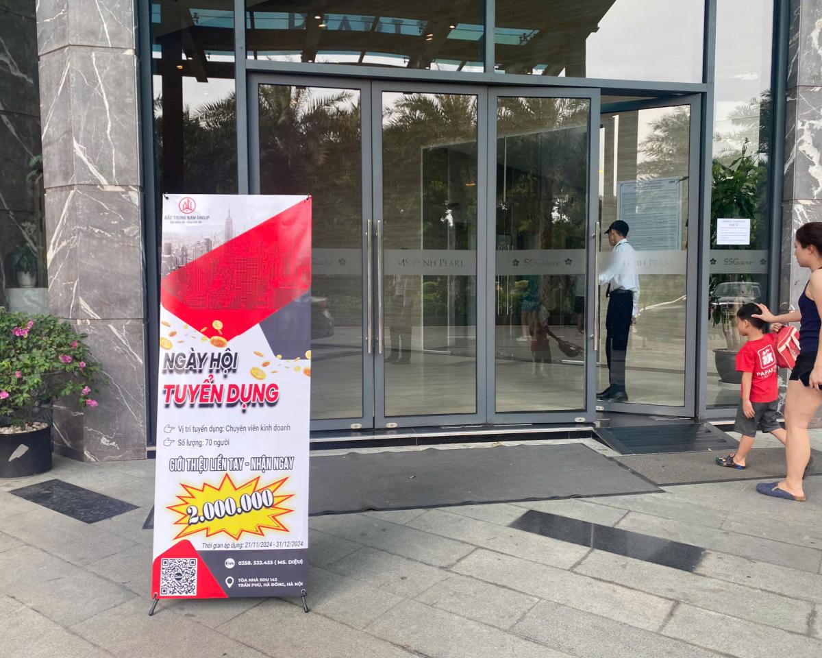 Standee tuyển dụng nhân viên bất động sản standee tuyển dụng nhân viên bất động sản