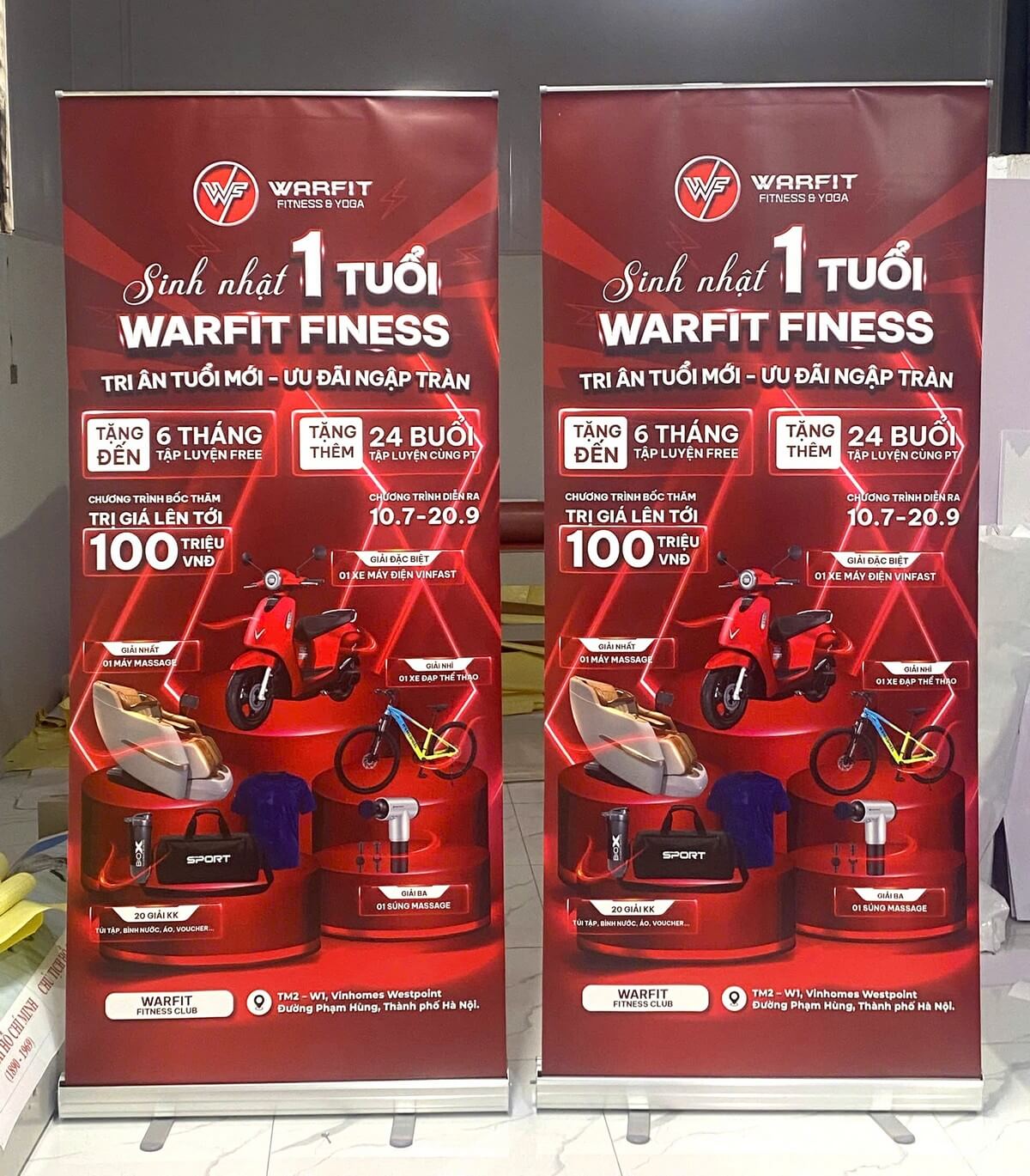 In standee giá cuốn nhôm
