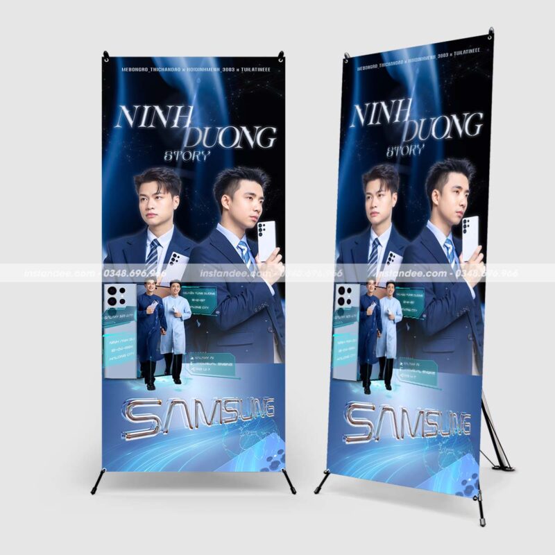 In standee chữ X quảng bá điện thoại Samsung